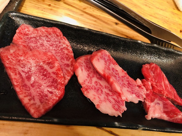 立喰い焼肉　　治郎丸　　さん　　で　　焼肉　　☆