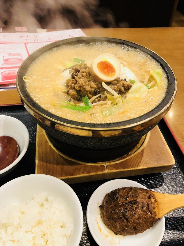 石焼きらーめん　　　火山　　さん　　で　　ラーメン　　☆