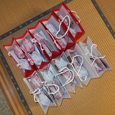 お米も紅白　袋も紅白　