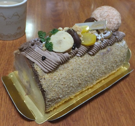 ちらし２階建てとロールケーキでお祝い