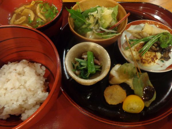 ランチの献立が変わりましたのでご案内します。