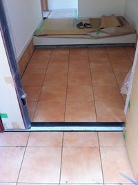 玄関ポーチタイル貼り中
