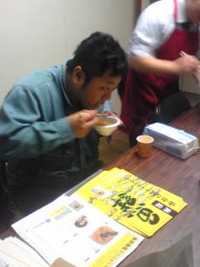 新製品ラーメン試食中?