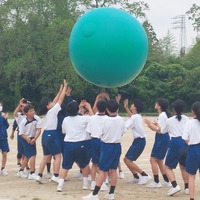 １年生種目「大玉送り」