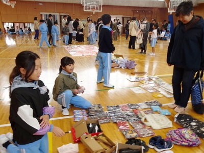 作手小5年生がバザー開く