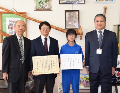 新城 勝手に応援隊 租税教育推進校の鳳来東小に感謝状 山本あかりさんに優秀賞贈呈