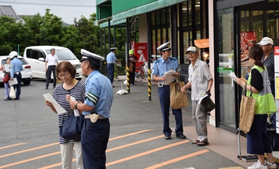 平井の交通死亡事故を受け新城署が緊急呼びかけ 平井の交通死亡事故を受け新城署が緊急呼びかけ