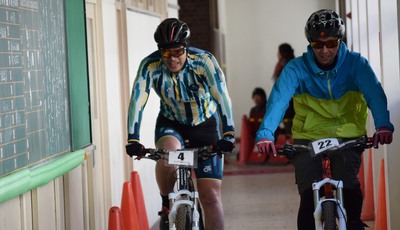 廊下を自転車が走る「スクールクロス」開催