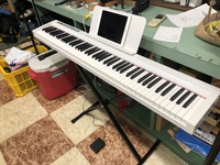 この電子ピアノ原価いくら！？（笑）
