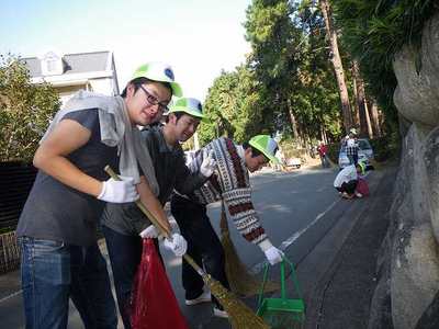 皆で豊川稲荷をきれいに！その１【愛知県損害保険代理業協会】