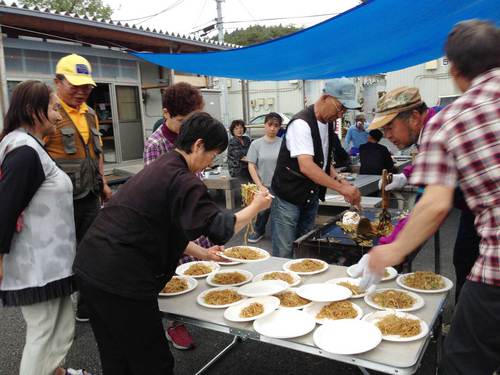 東北交流の旅　最後の目的地　石巻市飯野川仮設    焼きそばにて交流