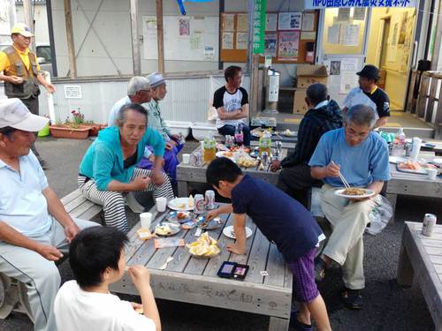 東北交流の旅　最後の目的地　石巻市飯野川仮設    焼きそばにて交流