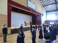 朝礼で委員長、級長を認証