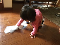 椅子の脚の裏を拭いた