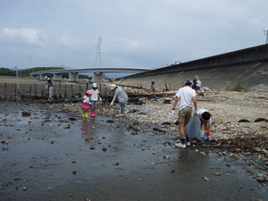 前芝海岸で清掃活動