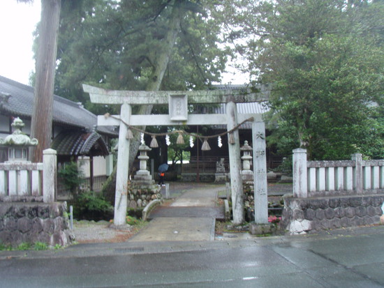 大野神社と　赤引きの糸の　服部神社