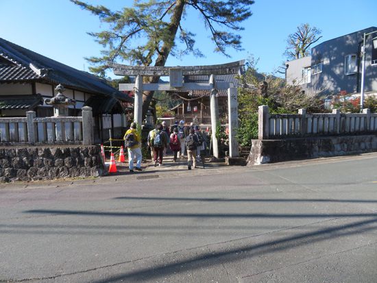 大野神社と　赤引きの糸の　服部神社