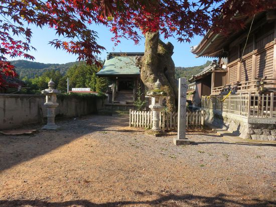 大野神社と　赤引きの糸の　服部神社