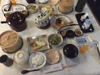 お、　　お宿の　朝は　　早い　　・・・・・・